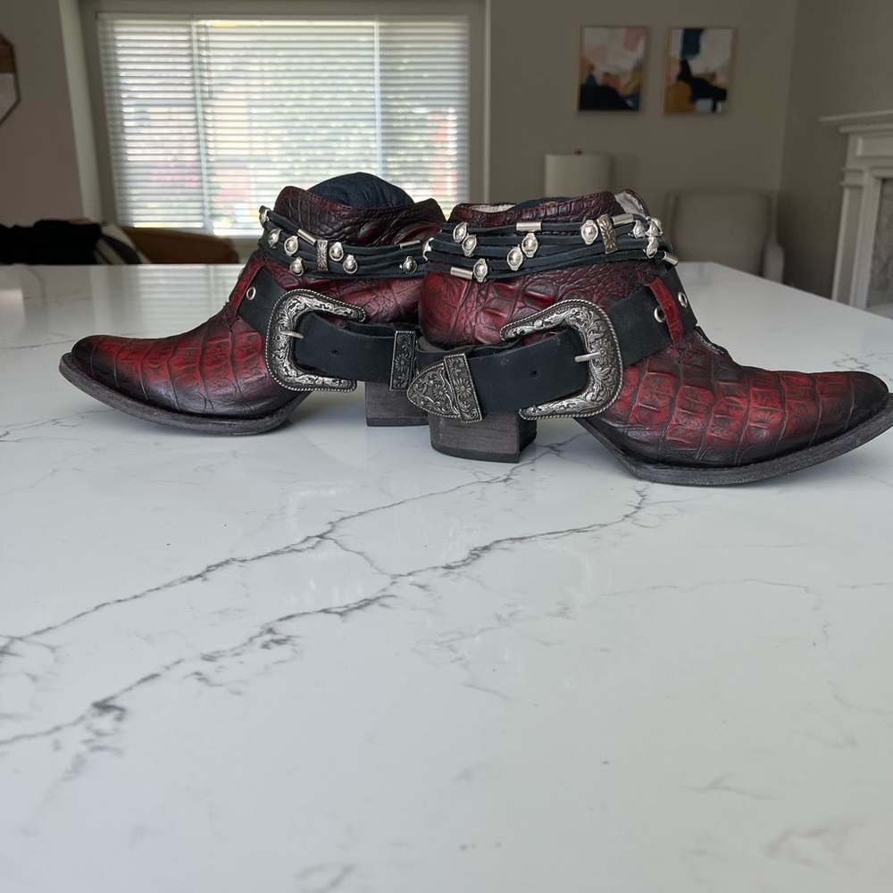 Freestyle size 11 boots. Style: saloon color:red croco leather. Barley worn